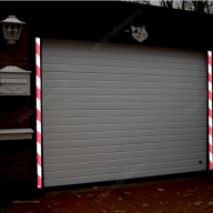 Светоотражающая лента RF4550 красно-белая (розничная упаковка) - Светоотражающая лента RF4550 красно-белая на гаражных воротах